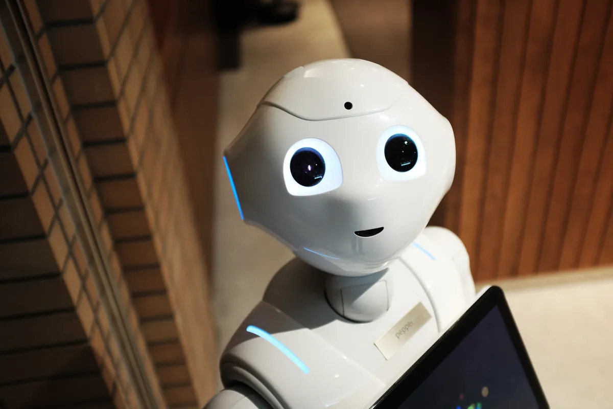 Robot som symboliserar artificiell intelligens